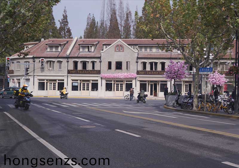 內(nèi)山紀(jì)唸書跼